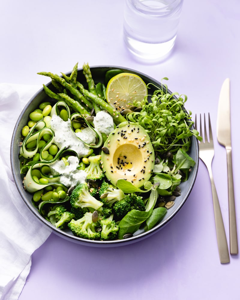 Assiette de salade toute verte avec sa sauce green goddess