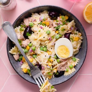 Assiette de salade de pâtes froides au thon