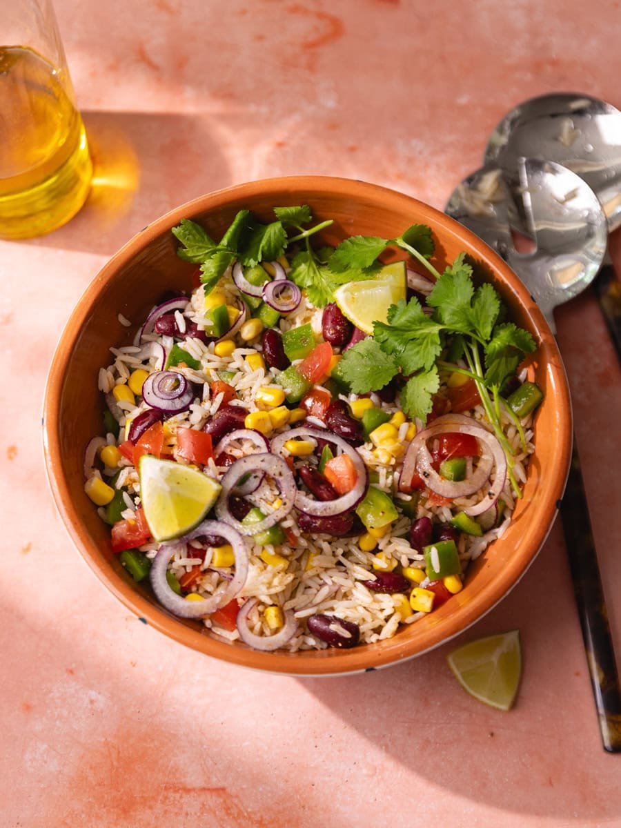 Plat de salade de riz froide à la mexicaine