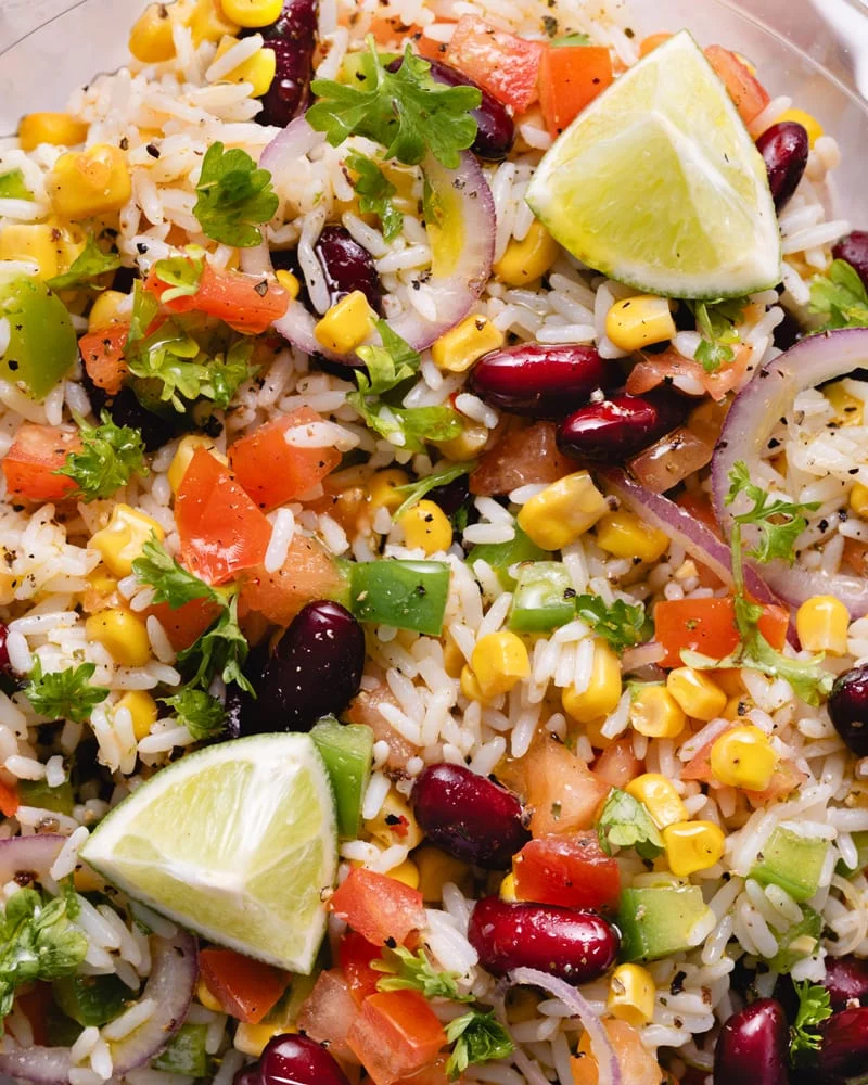 Plat de salade de riz froide à la mexicaine