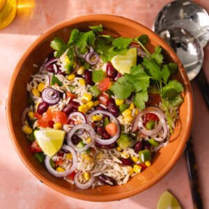Plat de salade de riz froide à la mexicaine