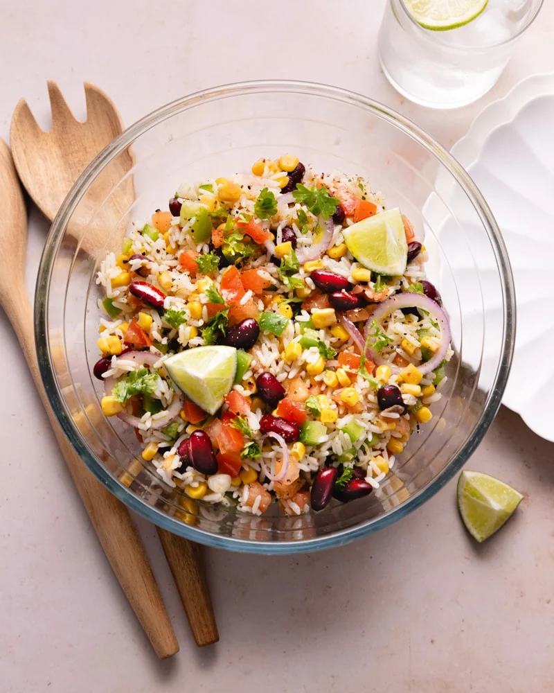 Plat de salade de riz froide à la mexicaine