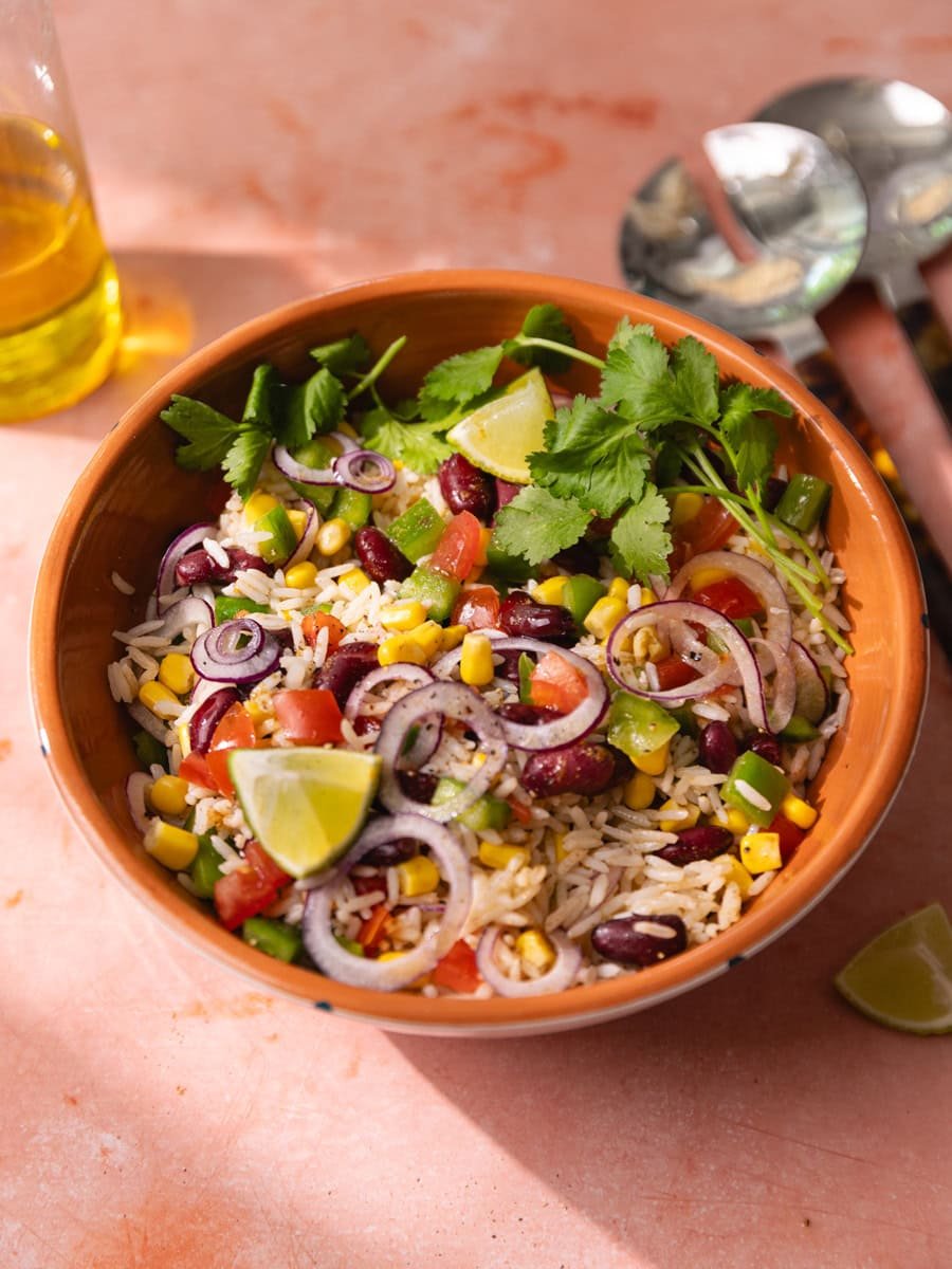 Plat de salade de riz froide à la mexicaine