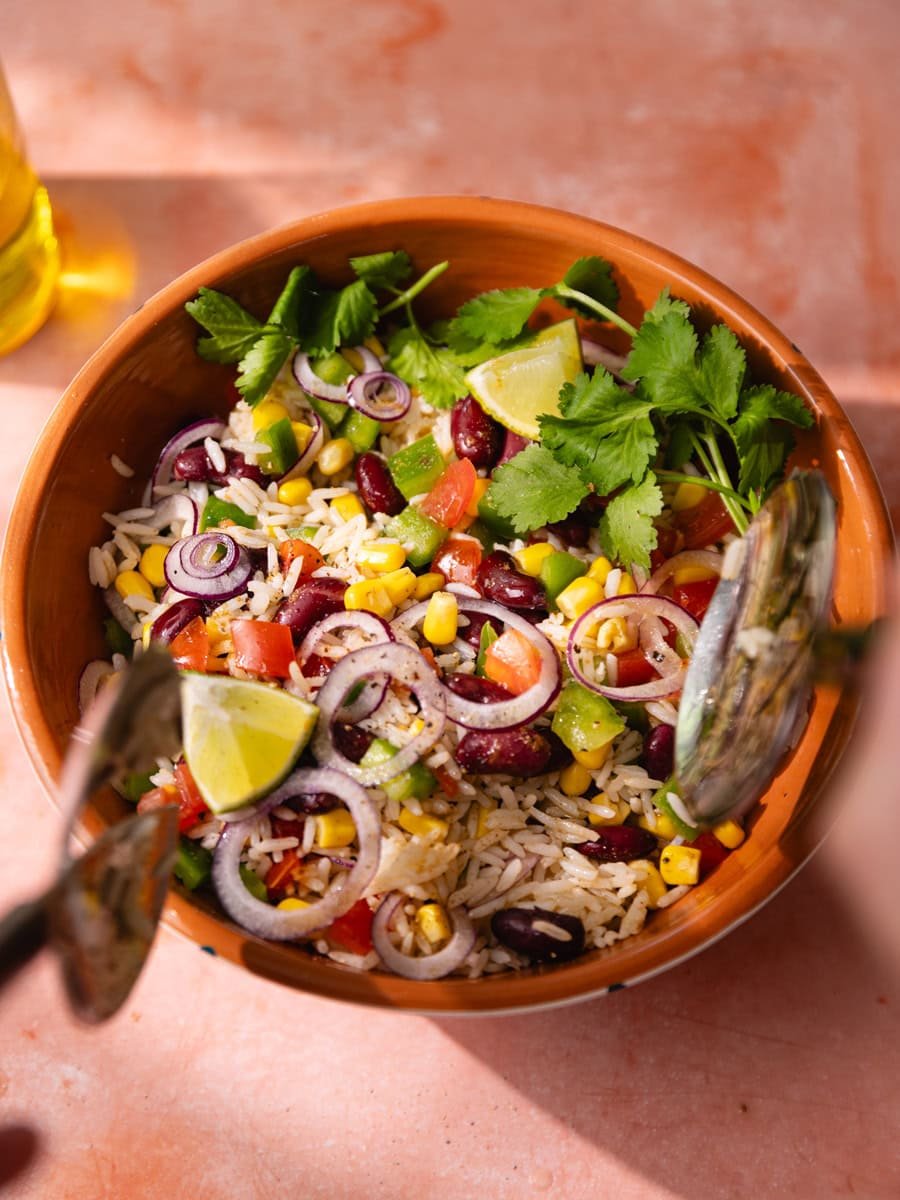 Plat de salade de riz froide à la mexicaine
