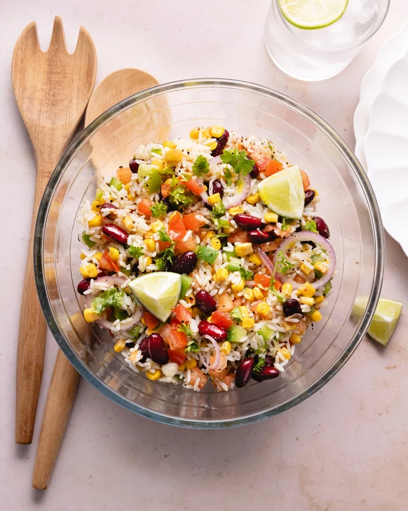 Plat de salade de riz froide à la mexicaine