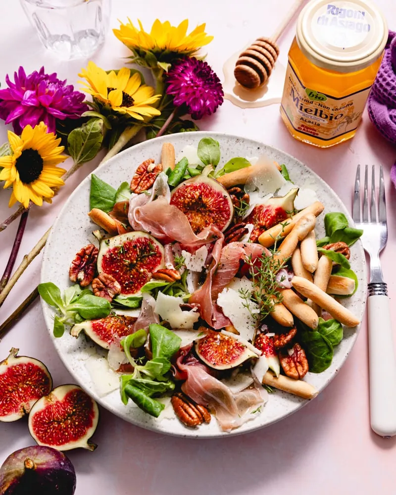 Assiette de salade italienne aux figues, prosciutto crudo, pecorino romano, miel et thym frais
