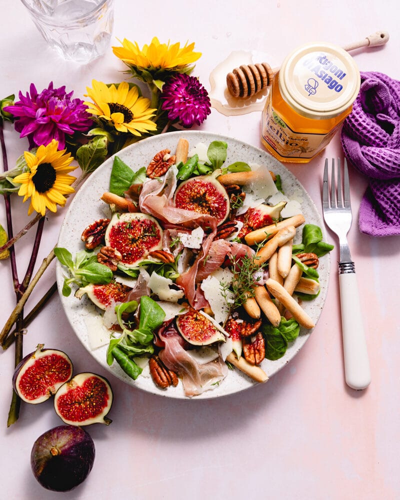 La salade de fin d’été aux figues, prosciutto, pecorino et miel !