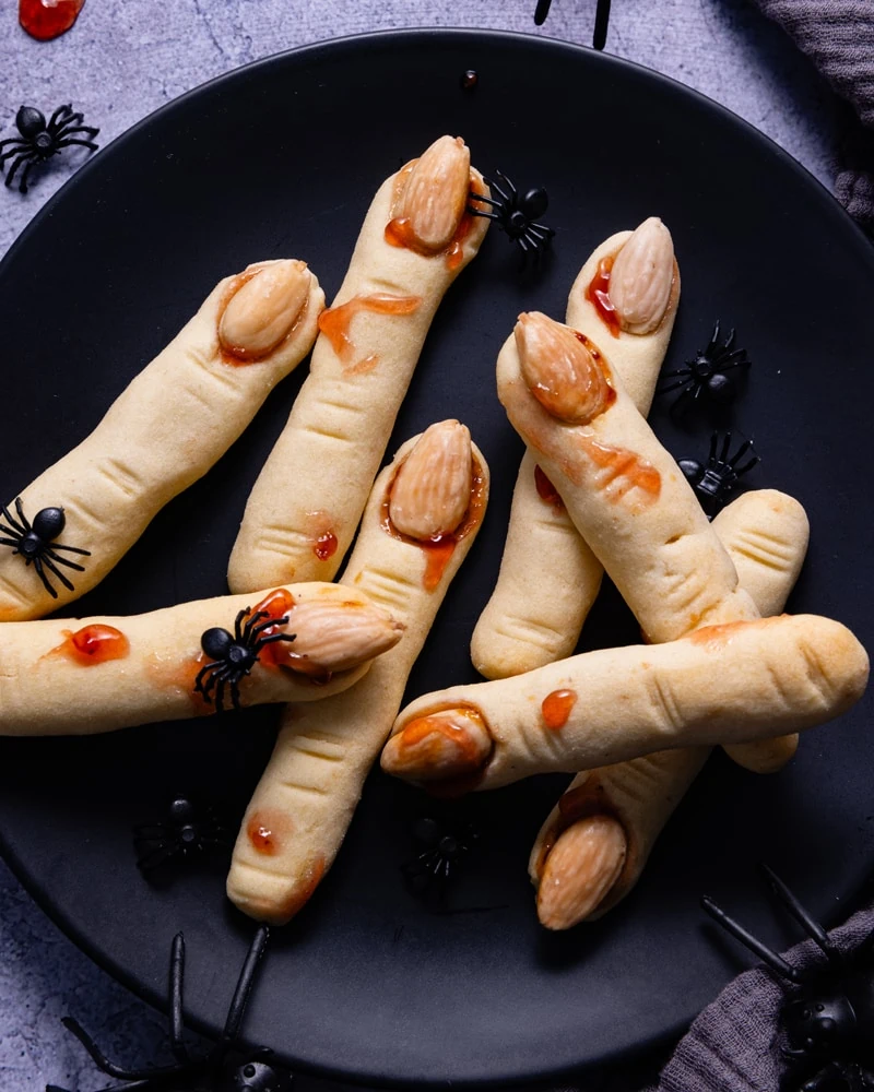 Assiette de biscuits « doigts de sorcière » d’Halloween !