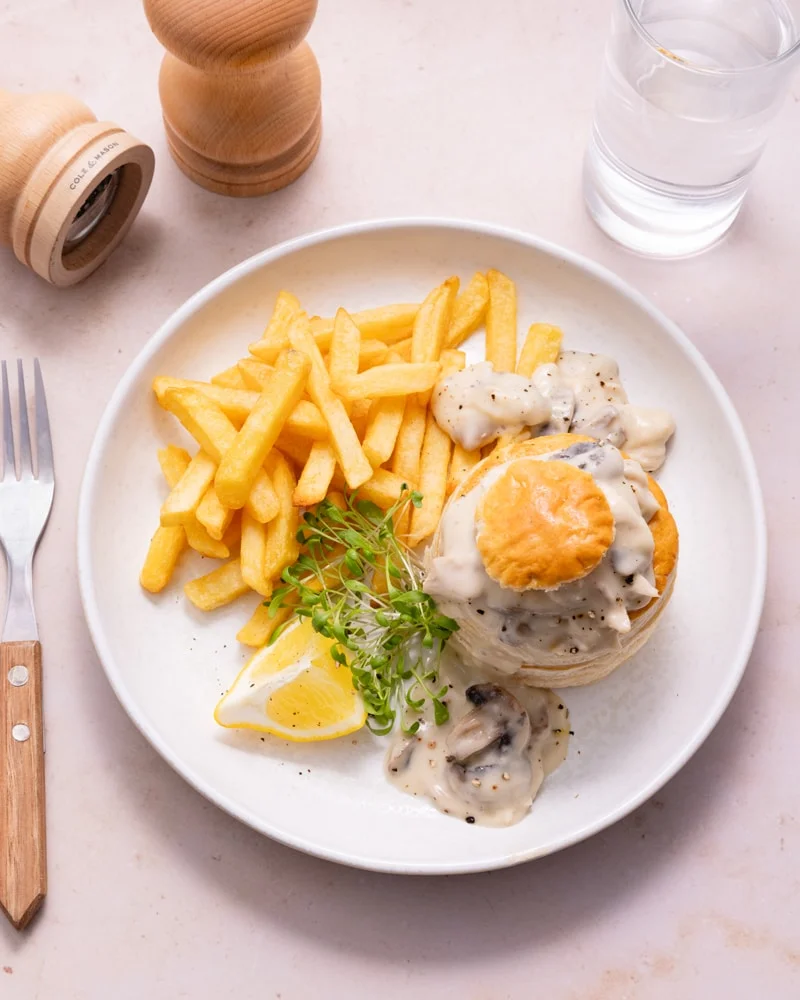 Assiette de vol-au-vent belge et frites