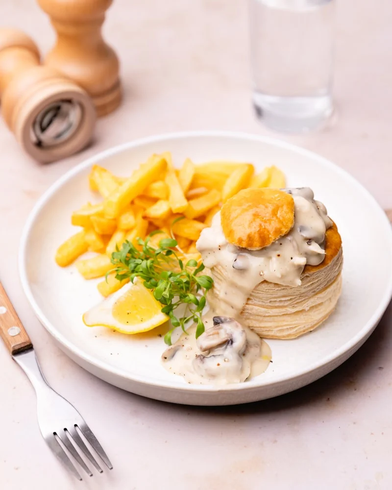 Assiette de vol-au-vent belge et frites