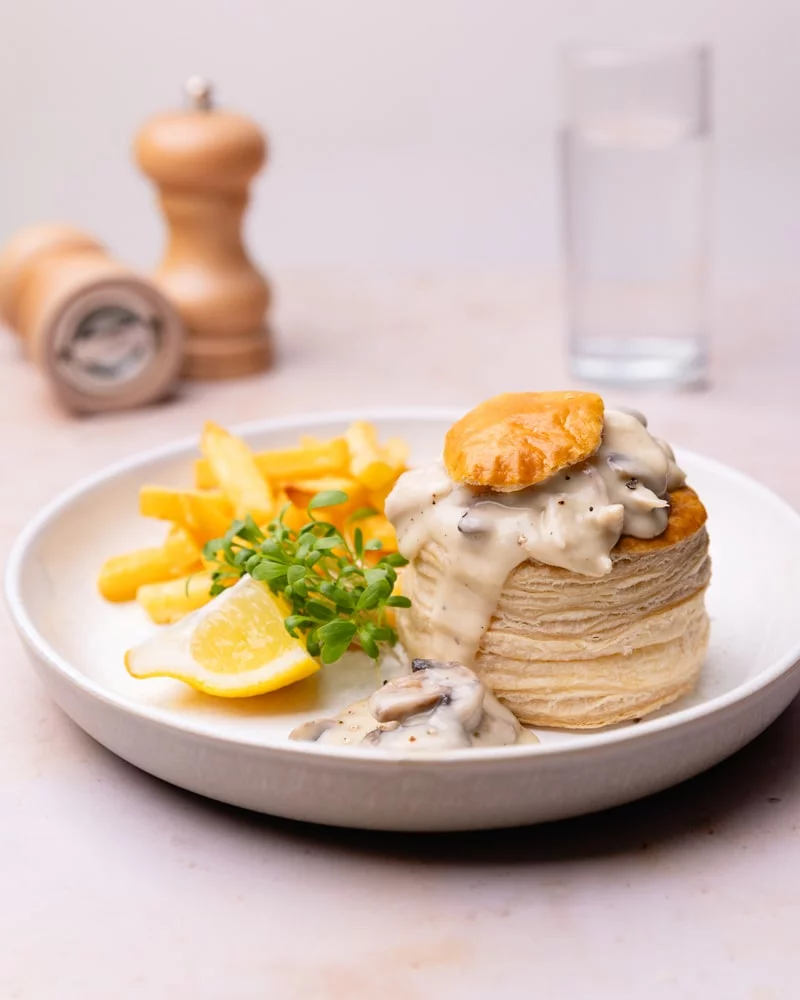 Assiette de vol-au-vent belge et frites