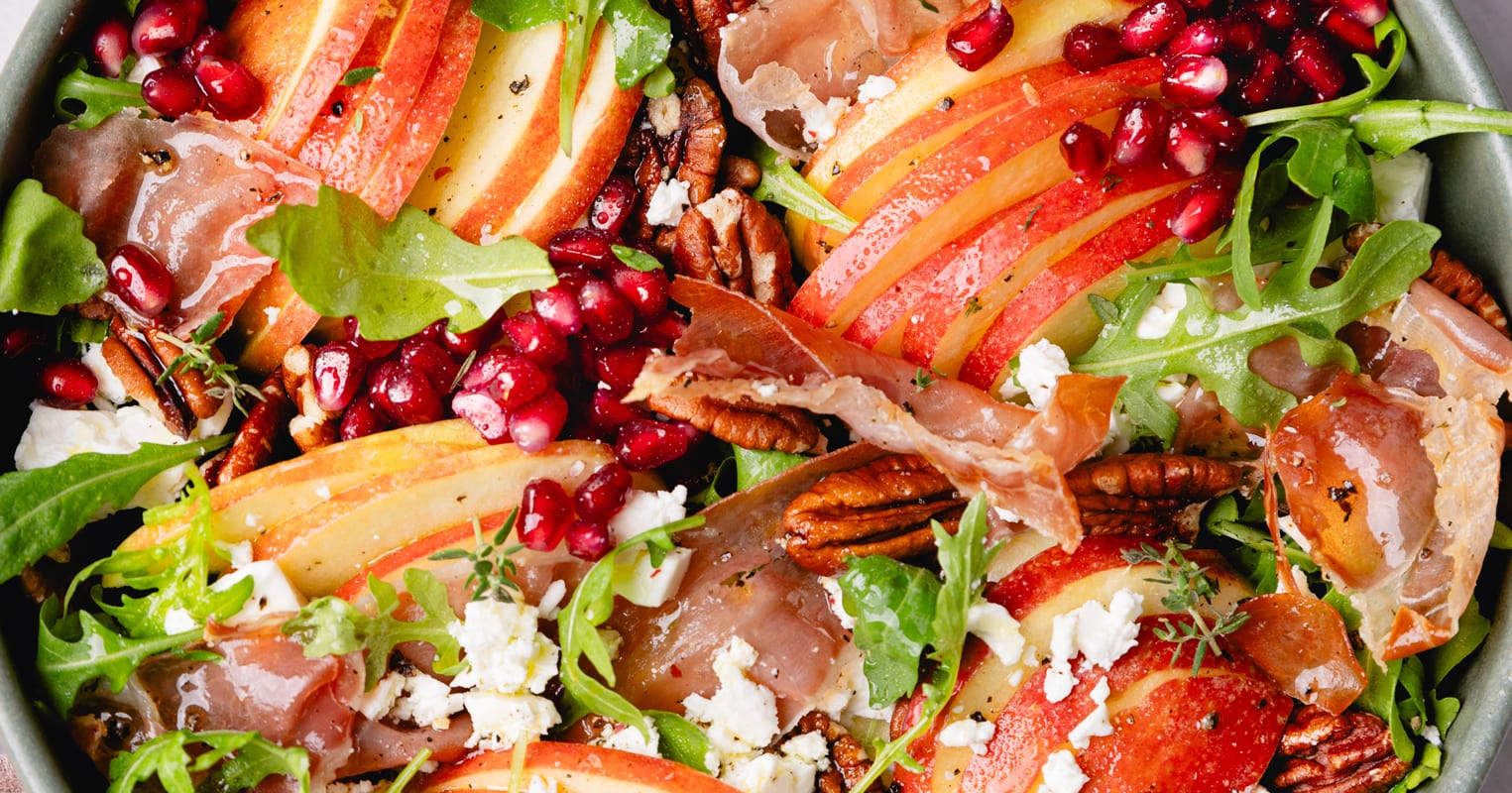 Assiette de salade d'automne aux pommes, feta et roquette