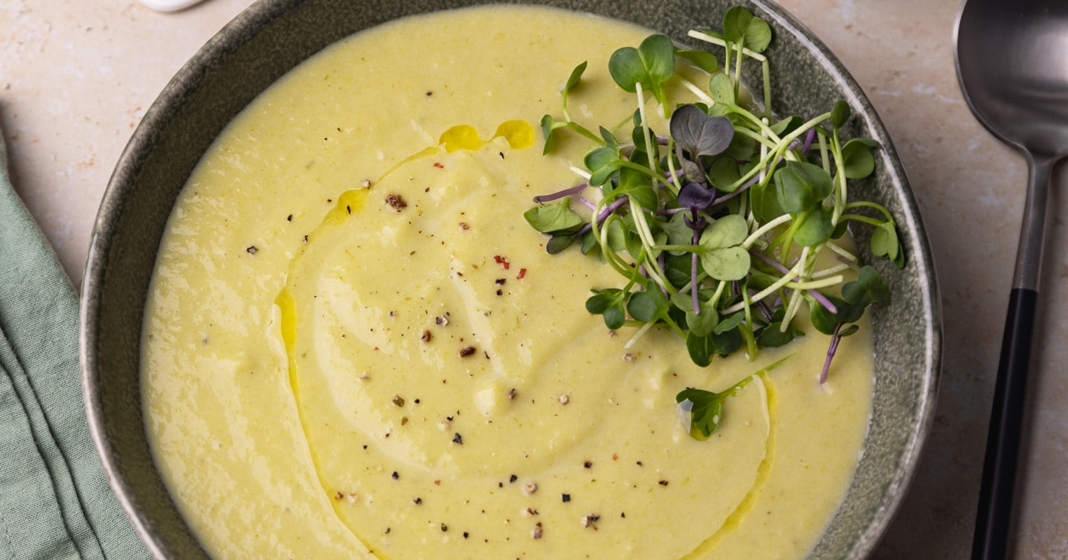 Bol de soupe aux poireaux et pommes de terre