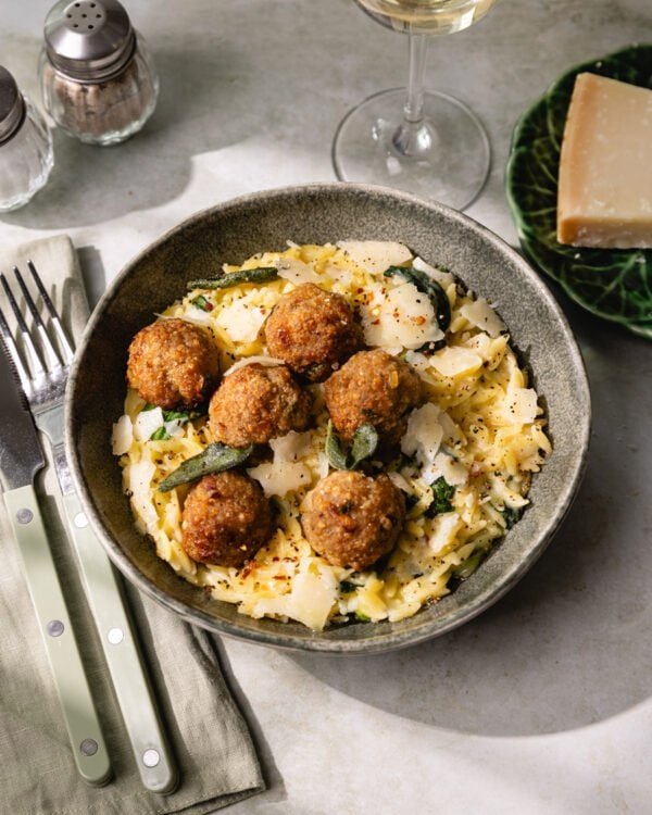 Boulettes de poulet et orzotto crémeux au parmesan et à la sauge !