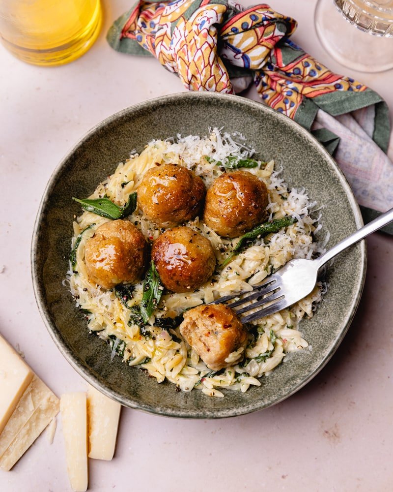 Assiette de boulettes de poulet et son risotto d'orzo à la sauge