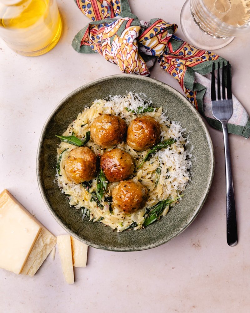 Assiette de boulettes de poulet et son risotto d'orzo à la sauge