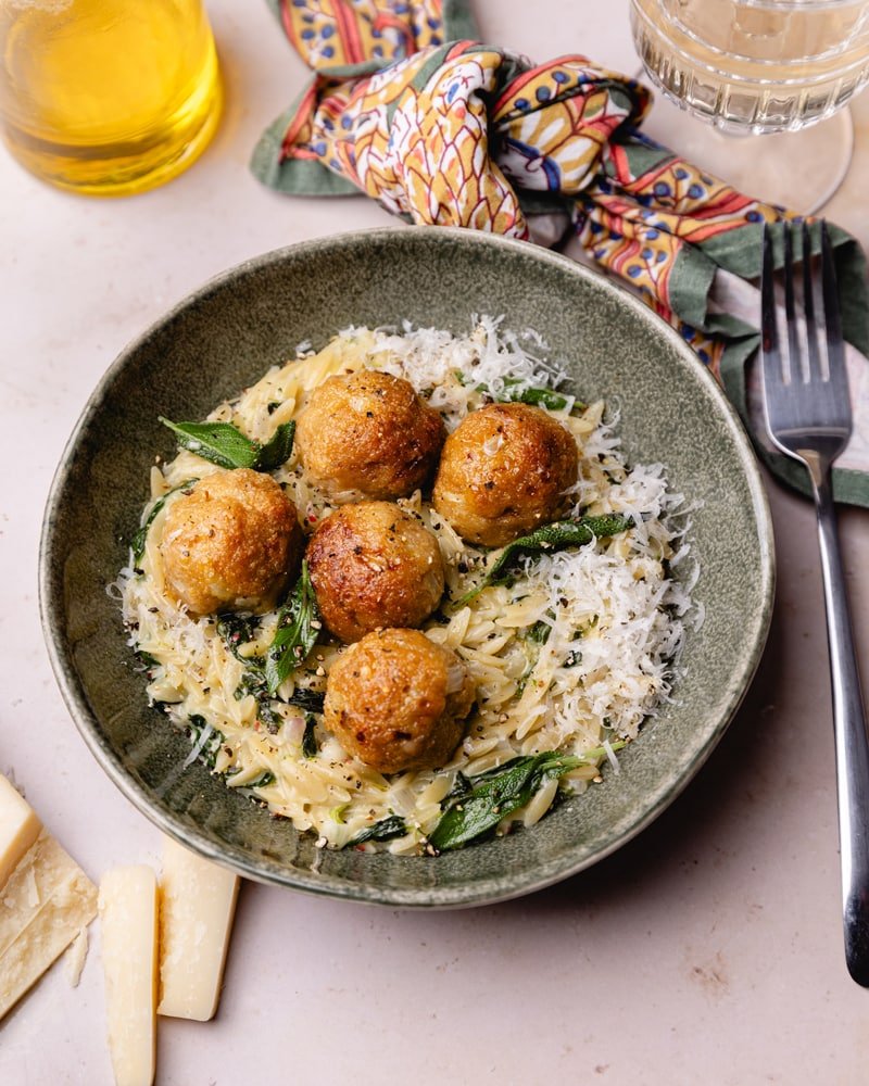 Assiette de boulettes de poulet et son risotto d'orzo à la sauge