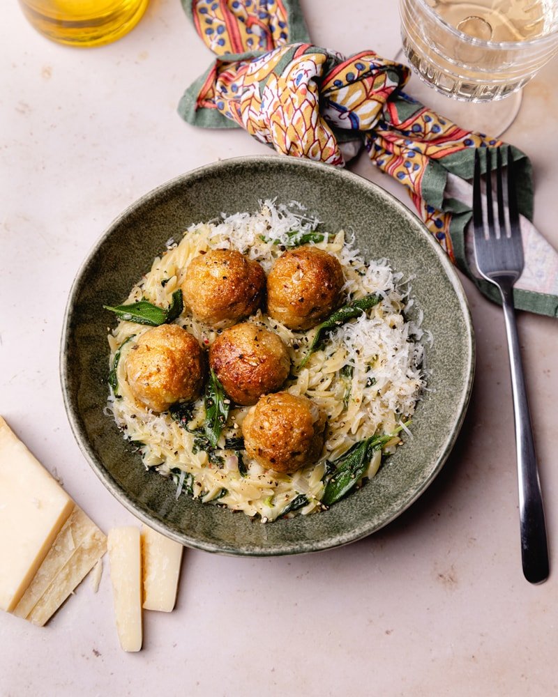 Assiette de boulettes de poulet et son risotto d'orzo à la sauge