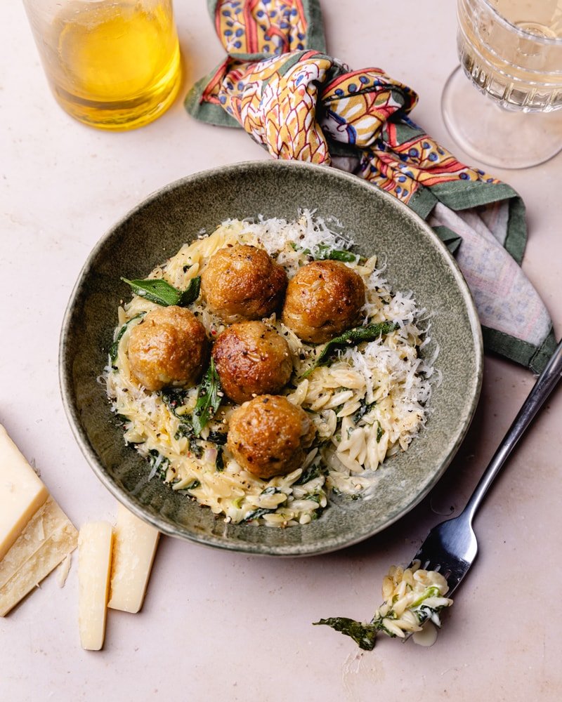 Boulettes de poulet et risotto d’orzo au parmesan et sauge !