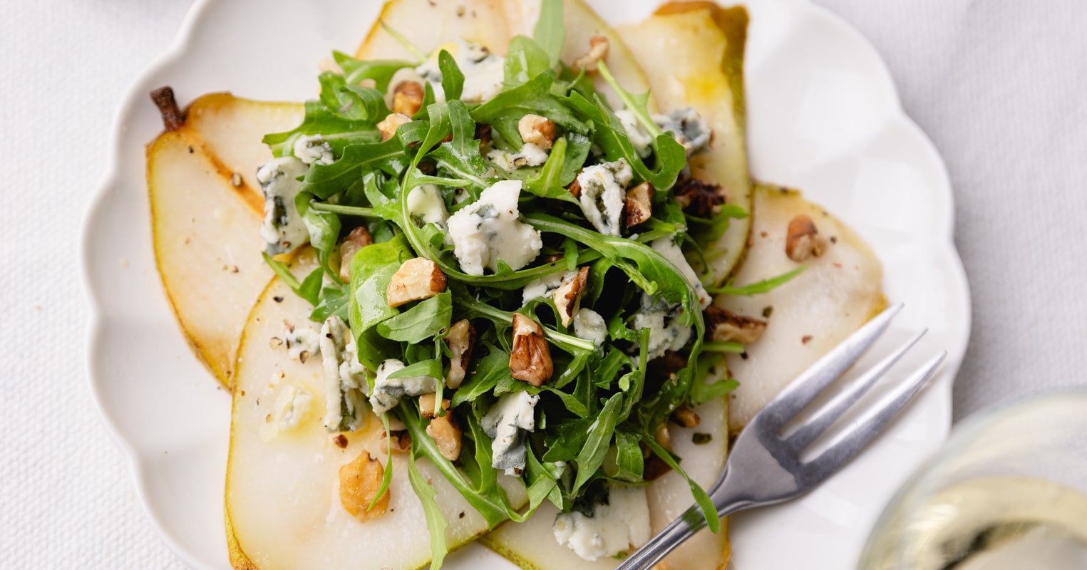 Assiette de carpaccio de poire en étoile, roquette, gorgonzola et noix