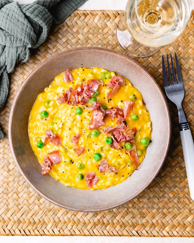 Le top 10 des meilleures recettes de risotto à tester absolument ! 12 Assiette de risotto à la soupe de butternut, petits pois et coppa