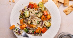 Assiette de salade de couscous géant aux légumes grillés d’automne