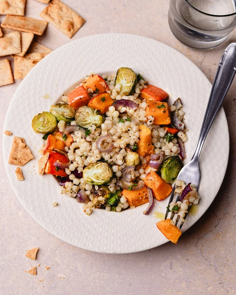 Assiette de salade de couscous géant aux légumes grillés d’automne