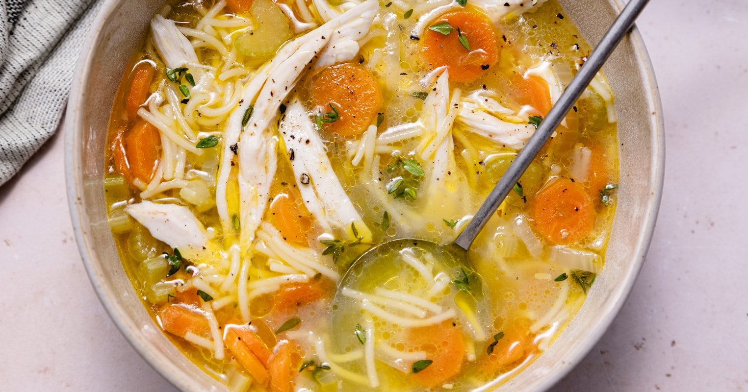 Bol de soupe au poulet et vermicelles