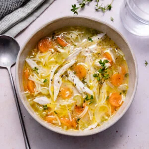 Comment préparer une délicieuse soupe de poulet et vermicelles ?