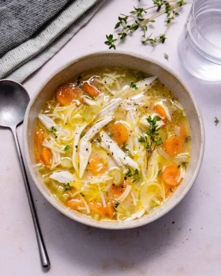 Comment préparer une délicieuse soupe de poulet et vermicelles ?