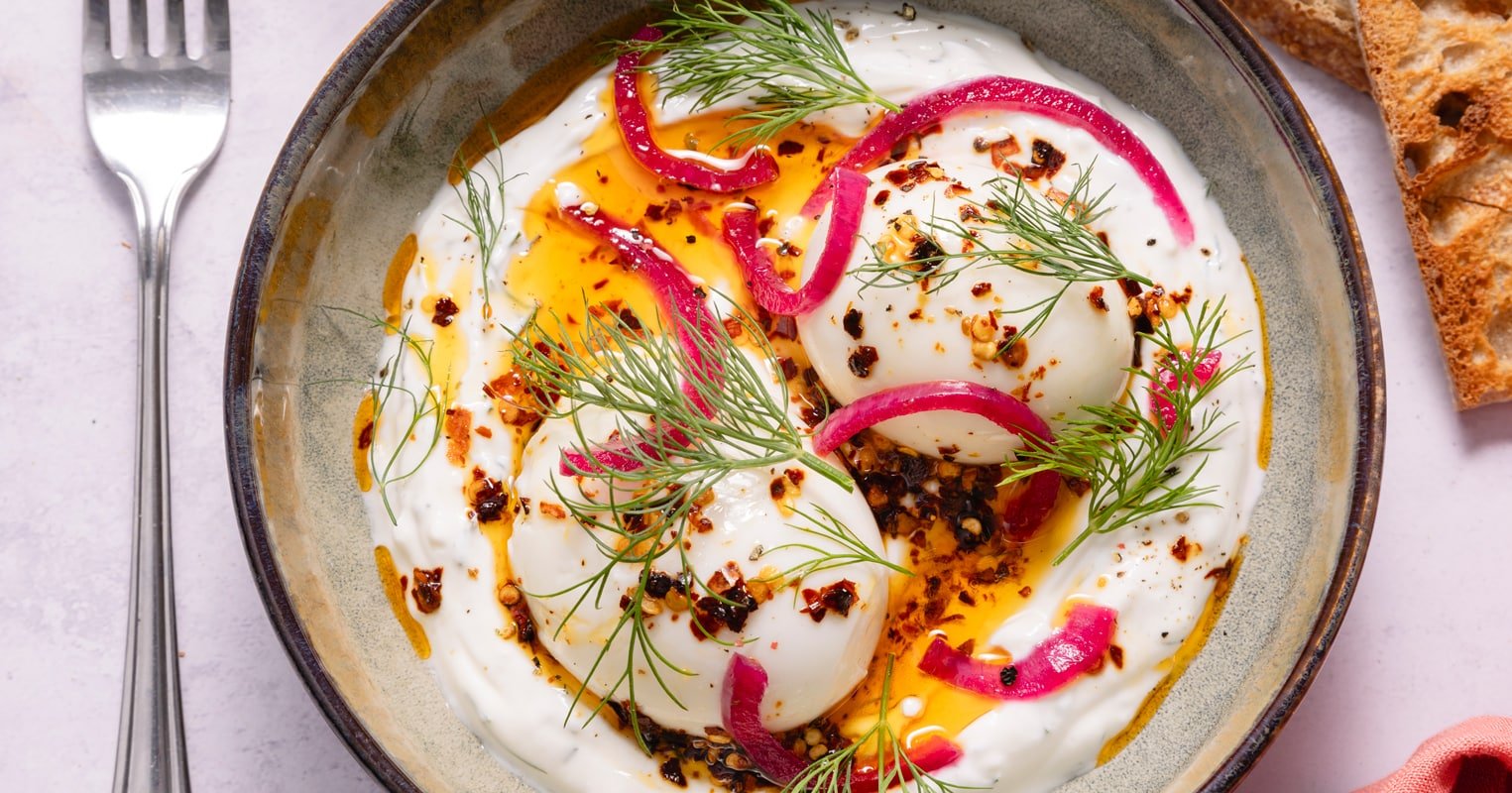 Assiette de cilbir, les œufs à la turque