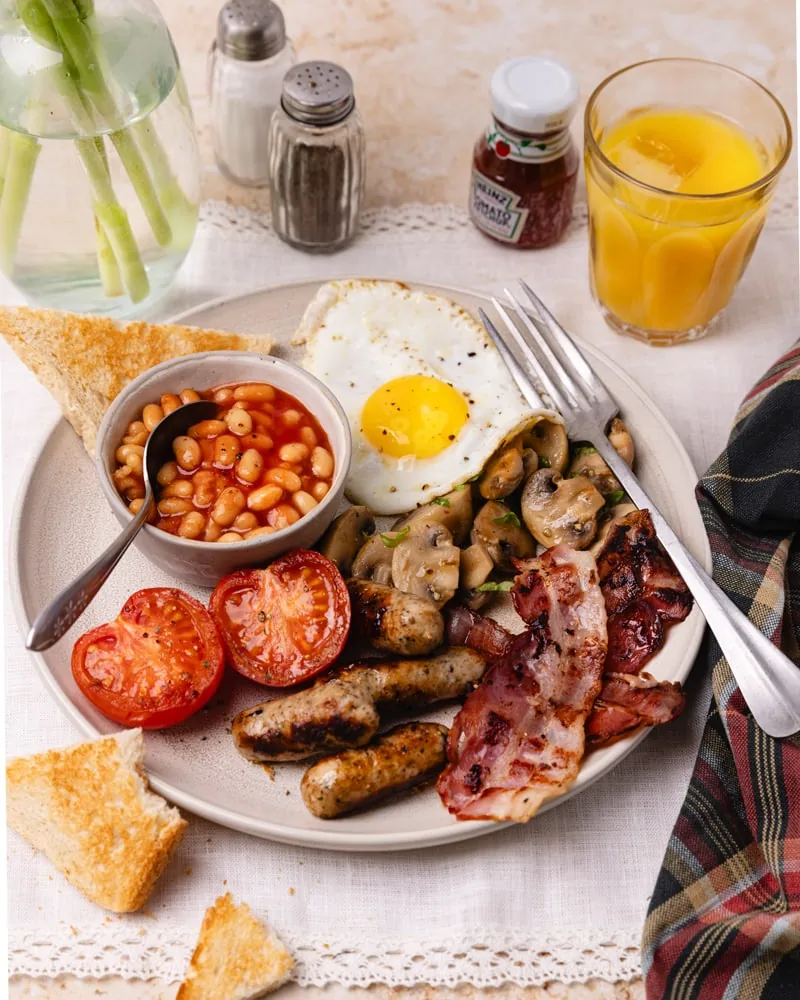 Assiette de full english breakfast, le petit déjeuner anglais