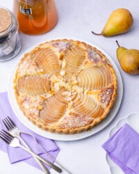 La recette facile pour préparer une tarte amandine aux poires !