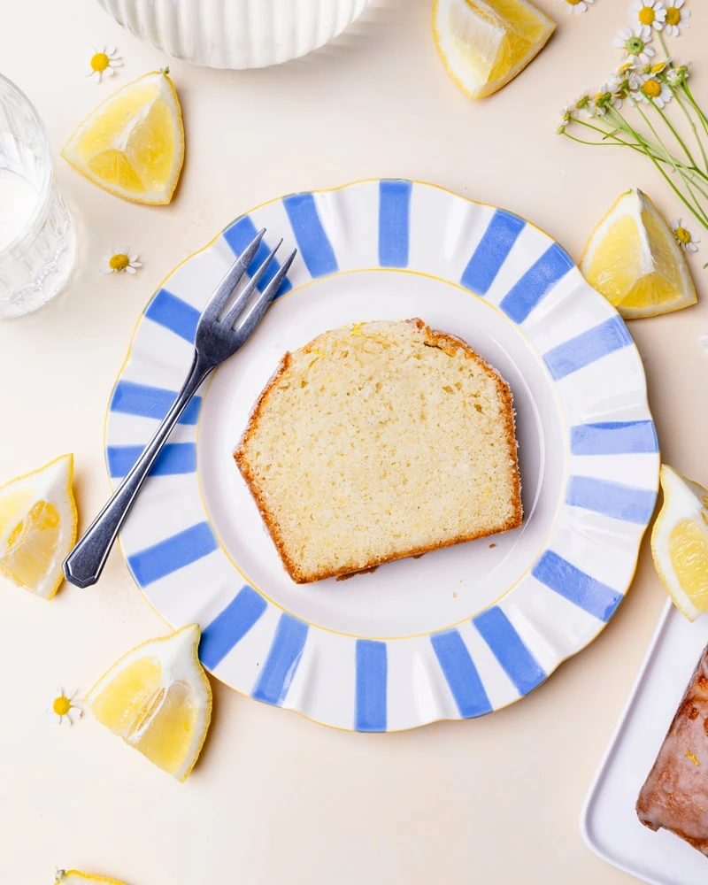 Tranche de cake au citron dans une assiette
