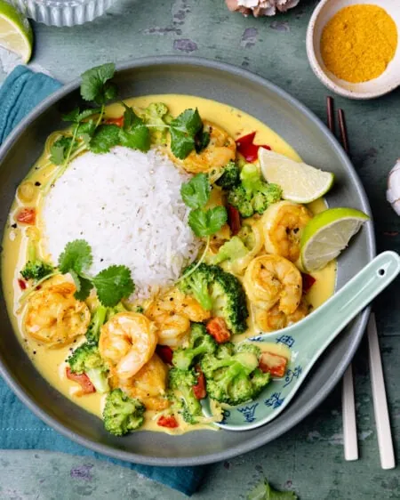 La recette du curry jaune aux crevettes prête en 20 minutes !