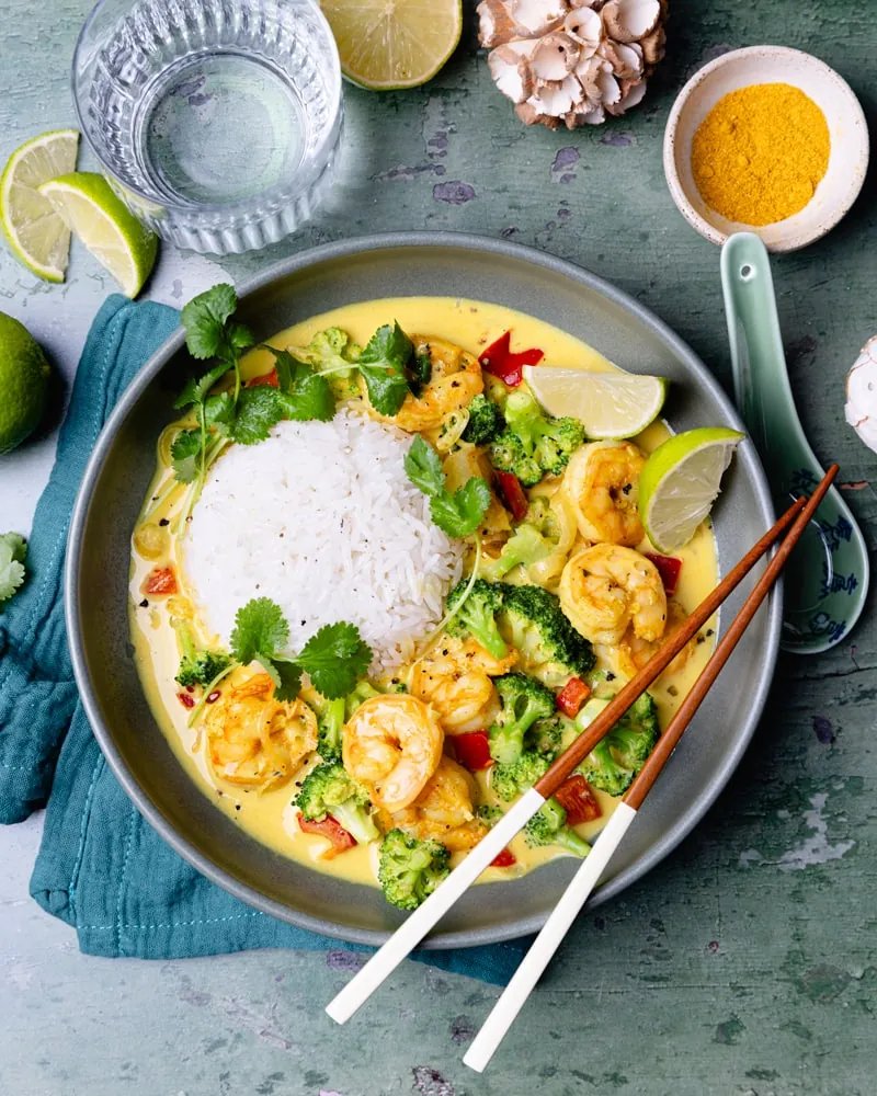 Bol de curry jaune aux crevettes, poivron et brocolis avec du riz