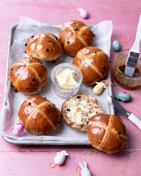 La recette des hot cross buns aux pépites de chocolat pour Pâques !