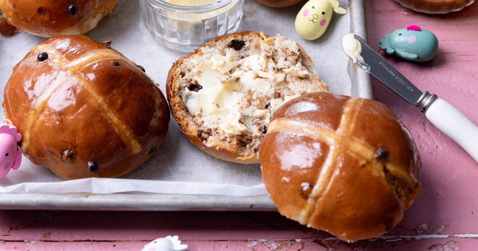 Plaque de Hot Cross Buns anglais au chocolat, la brioche de Pâques