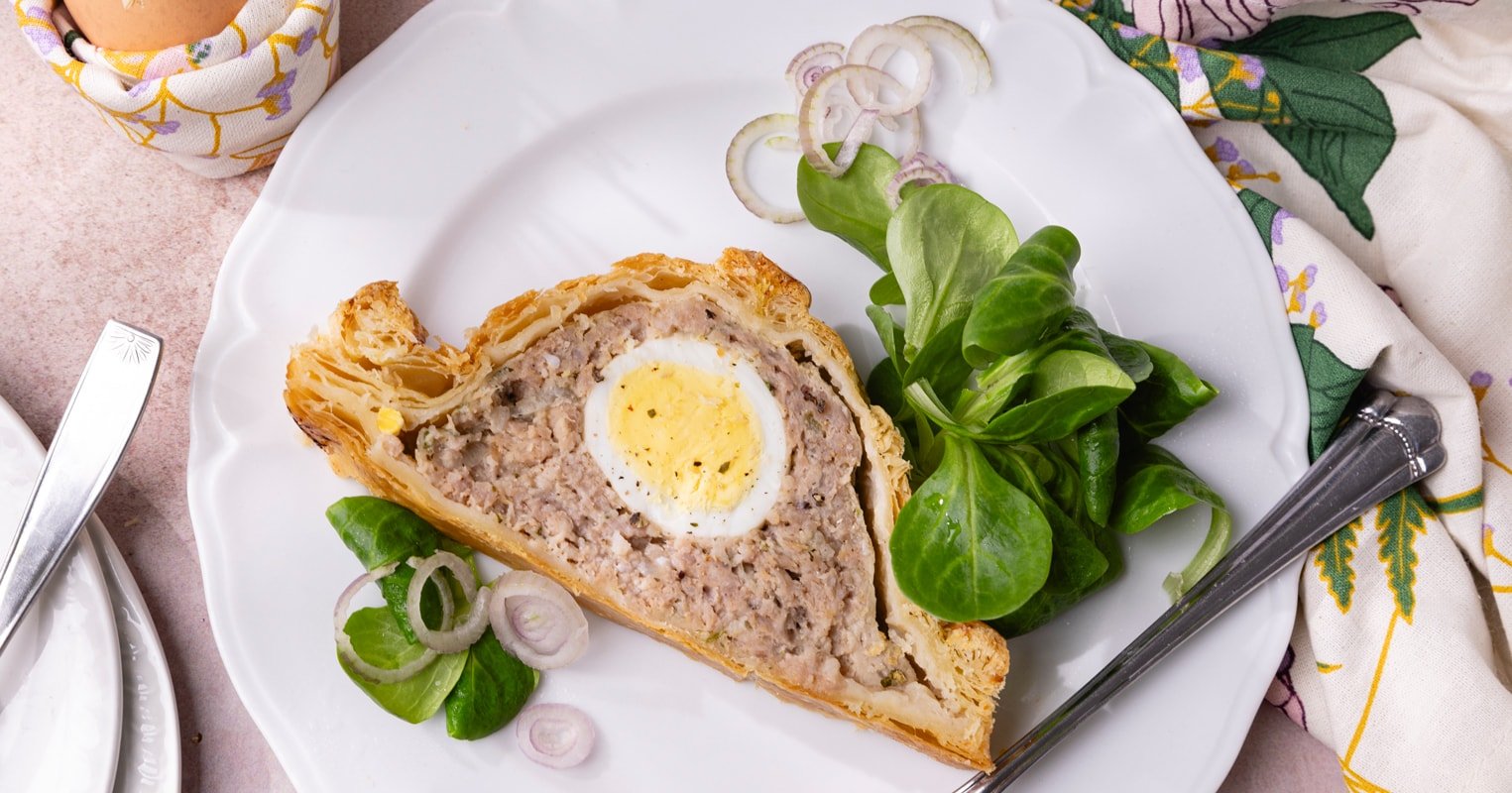 Tranche de pâté berrichon de Pâques dans une assiette