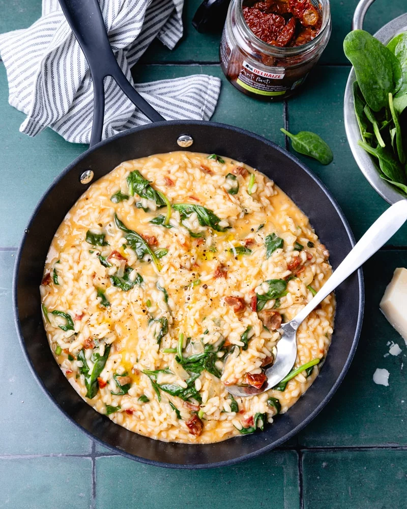 Le top 10 des meilleures recettes de risotto à tester absolument ! 16 Poêle de risotto aux épinards et tomates séchées
