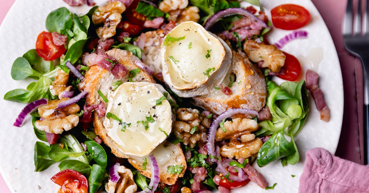Assiette de salade de chèvre chaud et miel