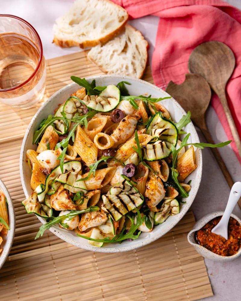 Plat de salade de pâtes froide au poulet et pesto rouge