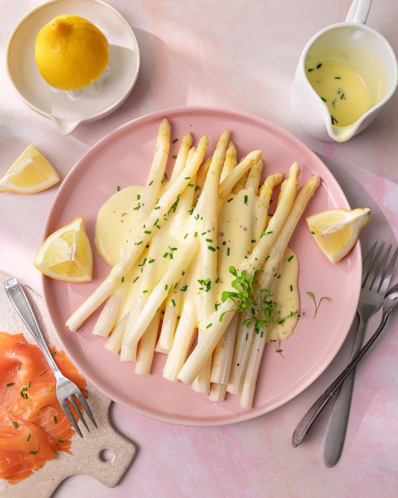 Plat d'asperges blanches sauce mousseline avec des crevettes grises