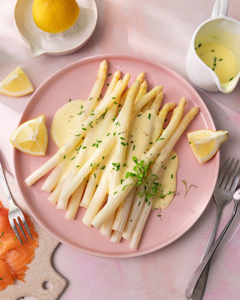 Plat d'asperges blanches sauce mousseline avec des crevettes grises