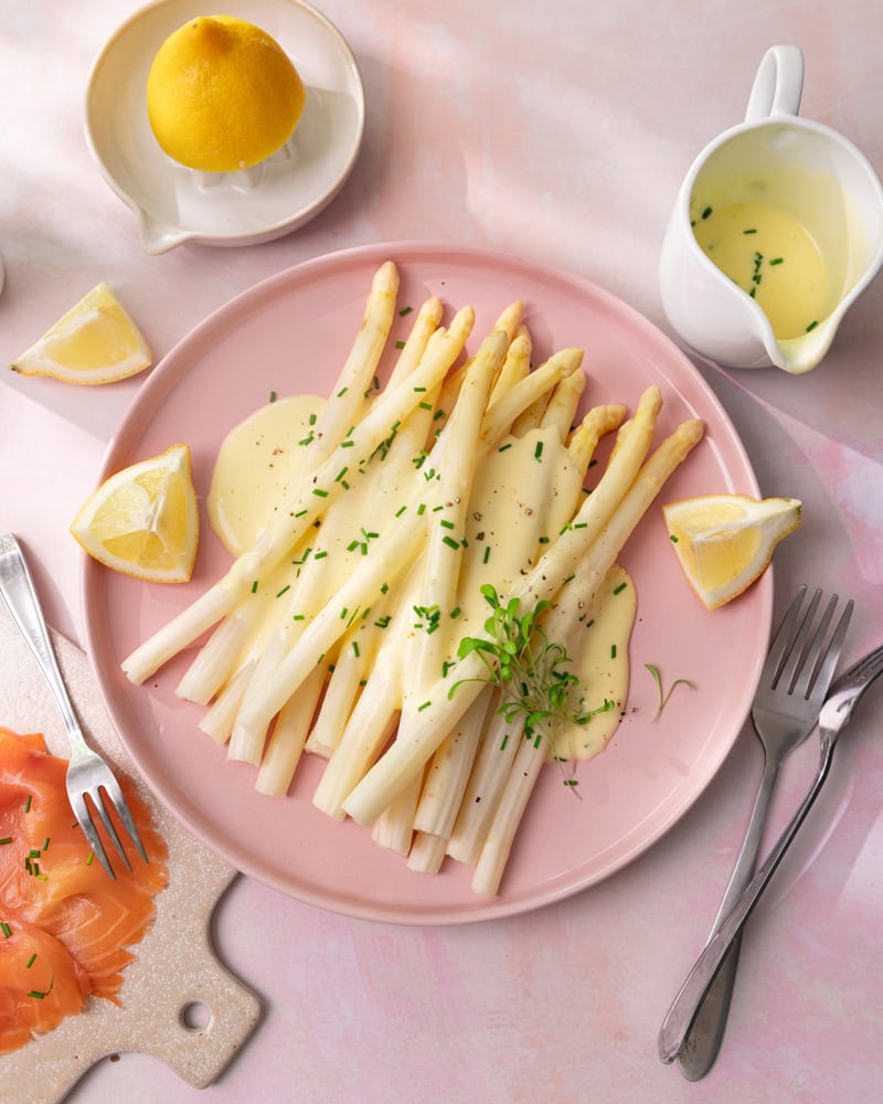 Plat d'asperges blanches sauce mousseline avec des crevettes grises