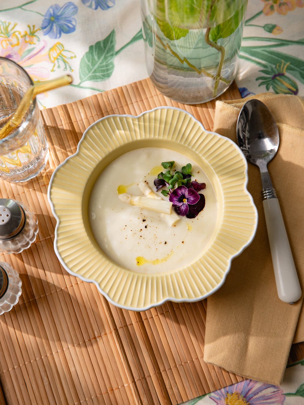 Bol de velouté d'asperges blanches