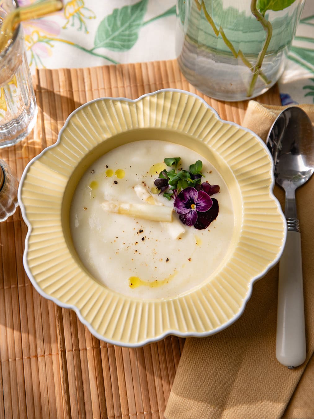 Bol de velouté d'asperges blanches