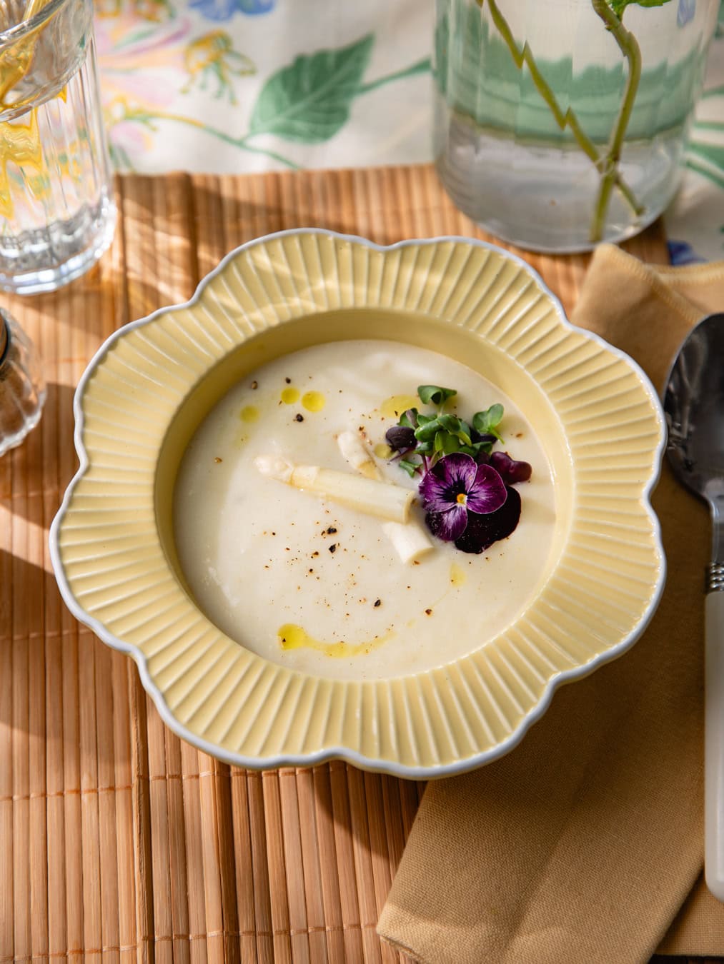 Bol de velouté d'asperges blanches