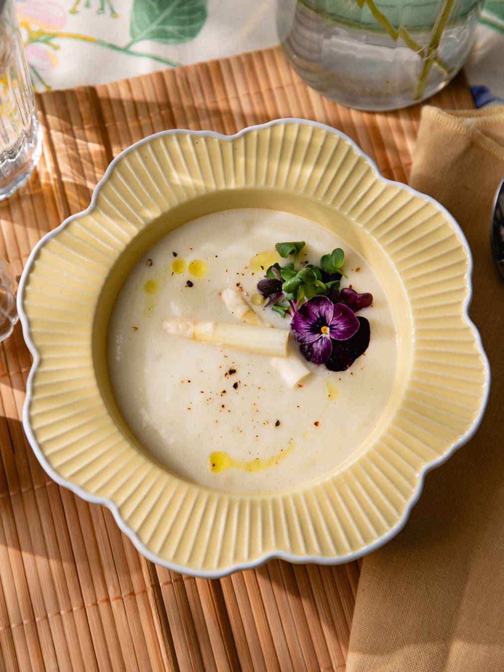 Bol de velouté d'asperges blanches