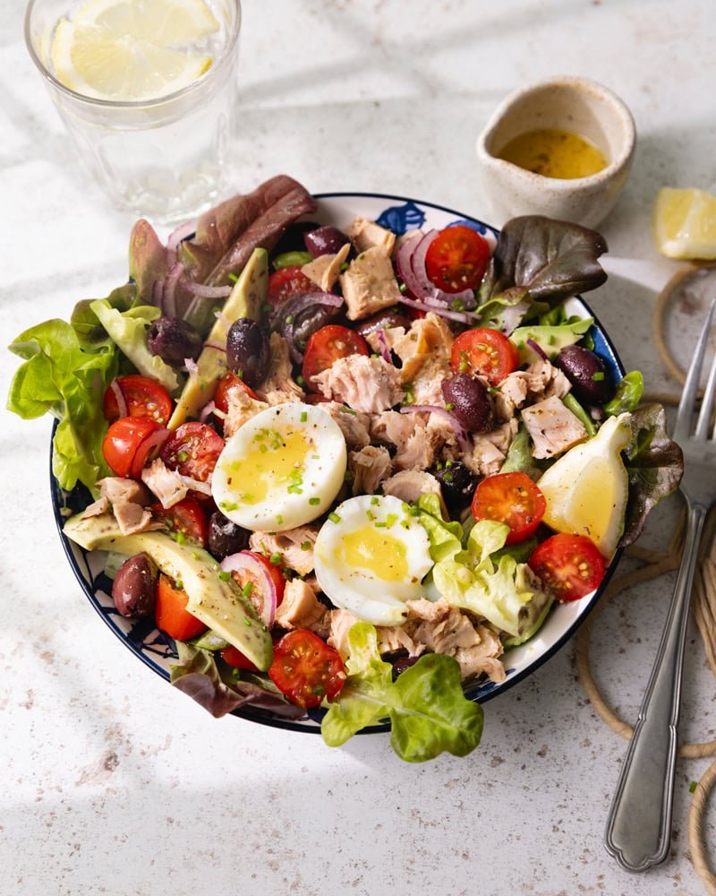 Assiette de salade composée au thon